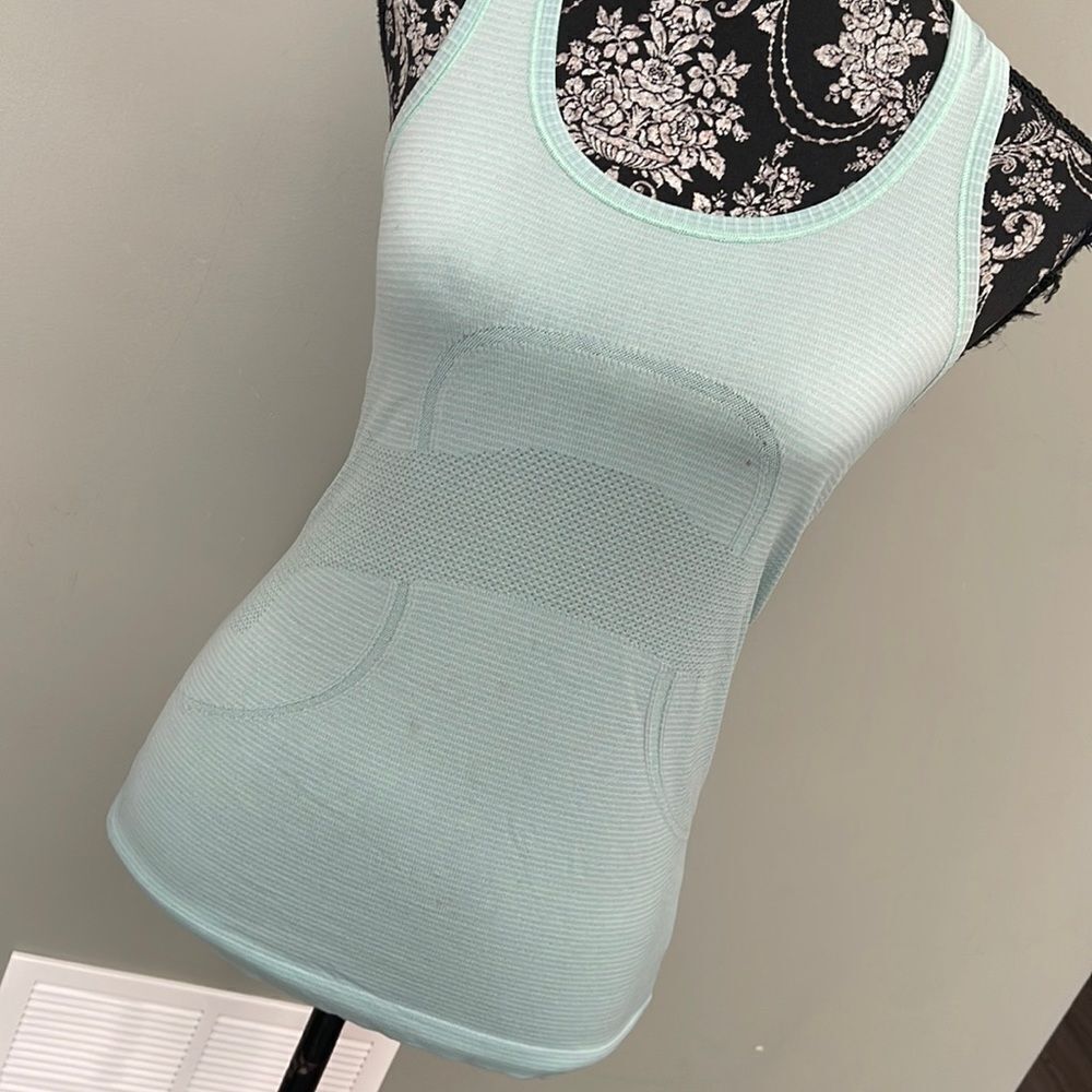 Lululemon size 4 top